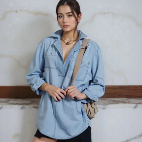 Blusa Jeans Riverland™ Oversized com Gola Aberta e Costuras Marcadas / Para Quem Valoriza Conforto e Autenticidade!