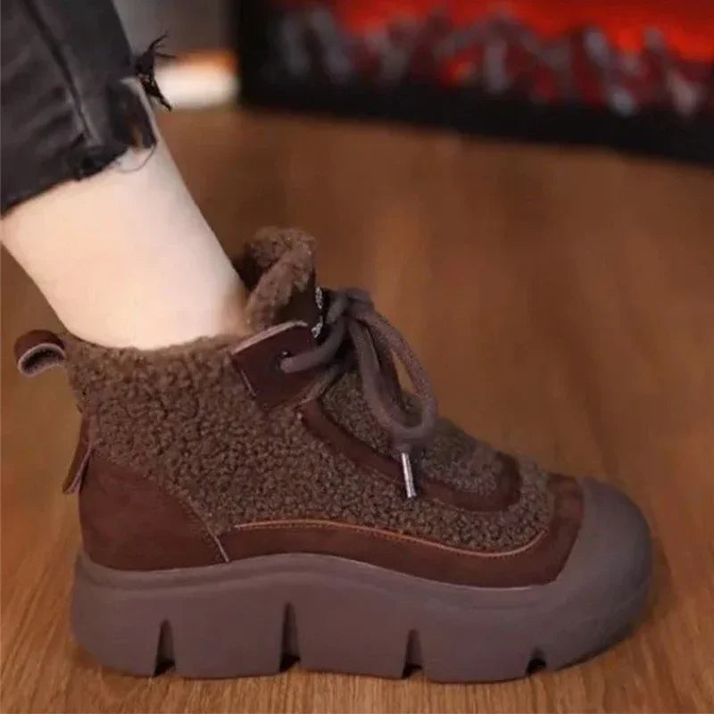 Bota Norah™ com Tecido Peluciado e Cano Médio Confort / Caminhe com Elegância e Conforto Térmico Onde Estiver!