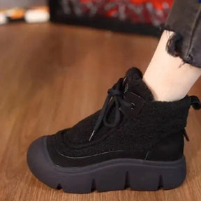 Bota Norah™ com Tecido Peluciado e Cano Médio Confort / Caminhe com Elegância e Conforto Térmico Onde Estiver!